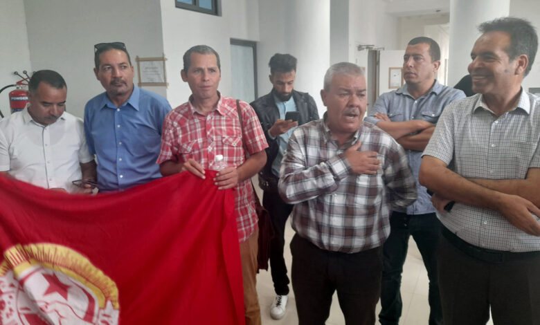 صورة حضور أعضاء الجامعة العامة للتعليم الأساسي لمساندة  المعتصمين  بالمندوبية الجهوية للتربية ببن عروس