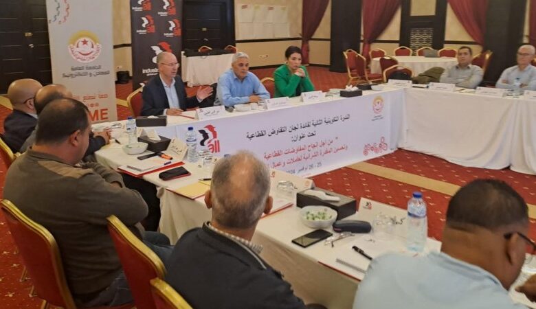 صورة الامين العام في ندوة لجامعة المعادن و الإلكترونيك :